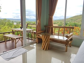 Habitación panorámica, 1 cama de matrimonio grande, vistas a la montaña | Minibar, caja fuerte, escritorio y wifi gratis