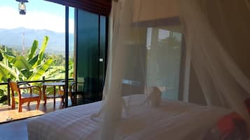 Deluxe Room, 1 King Bed, Bathtub, Mountain View