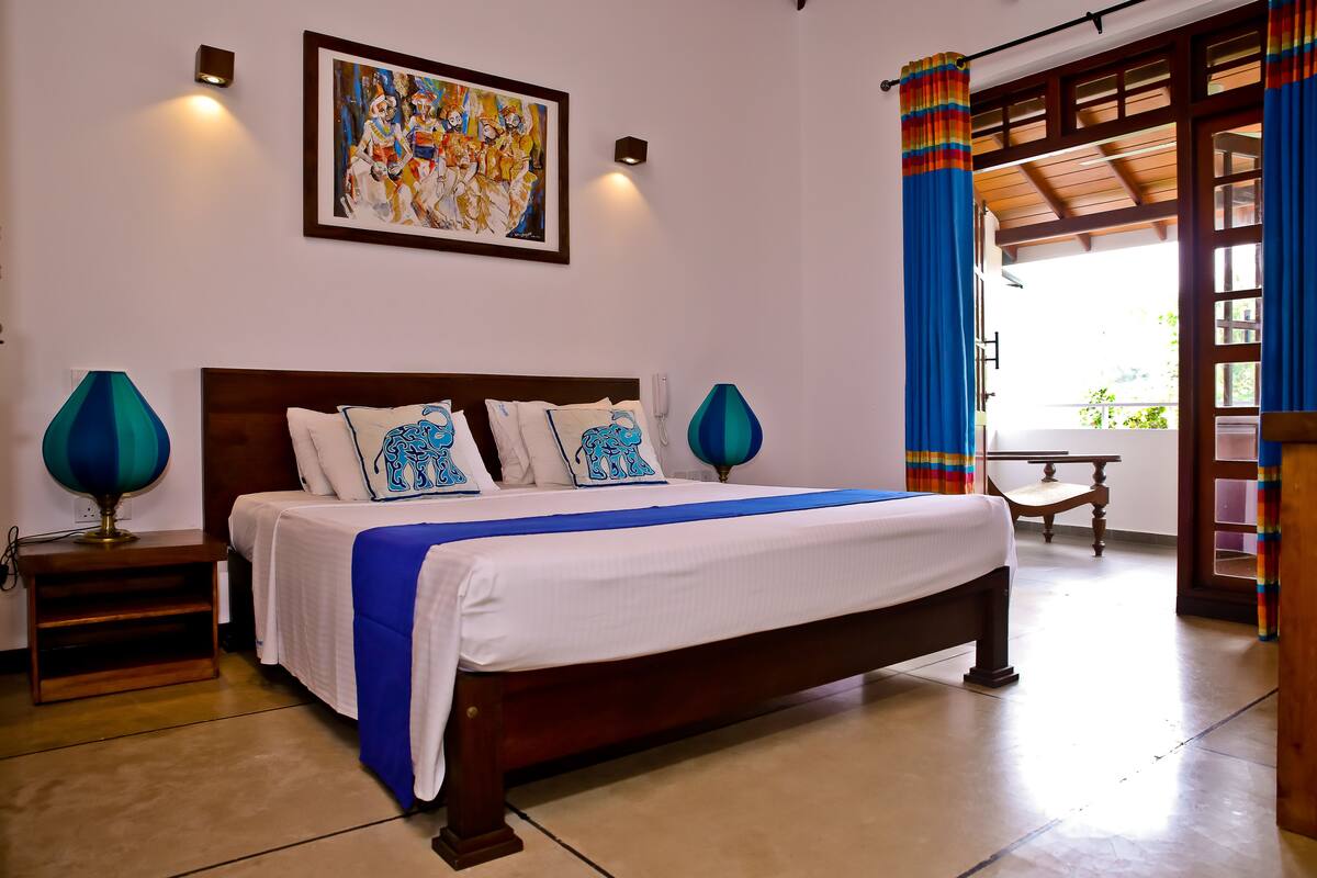Deluxe Double Room, Balcony | Meja, kalis bunyi, katil lipat simpan/tambahan, Wi-fi percuma 