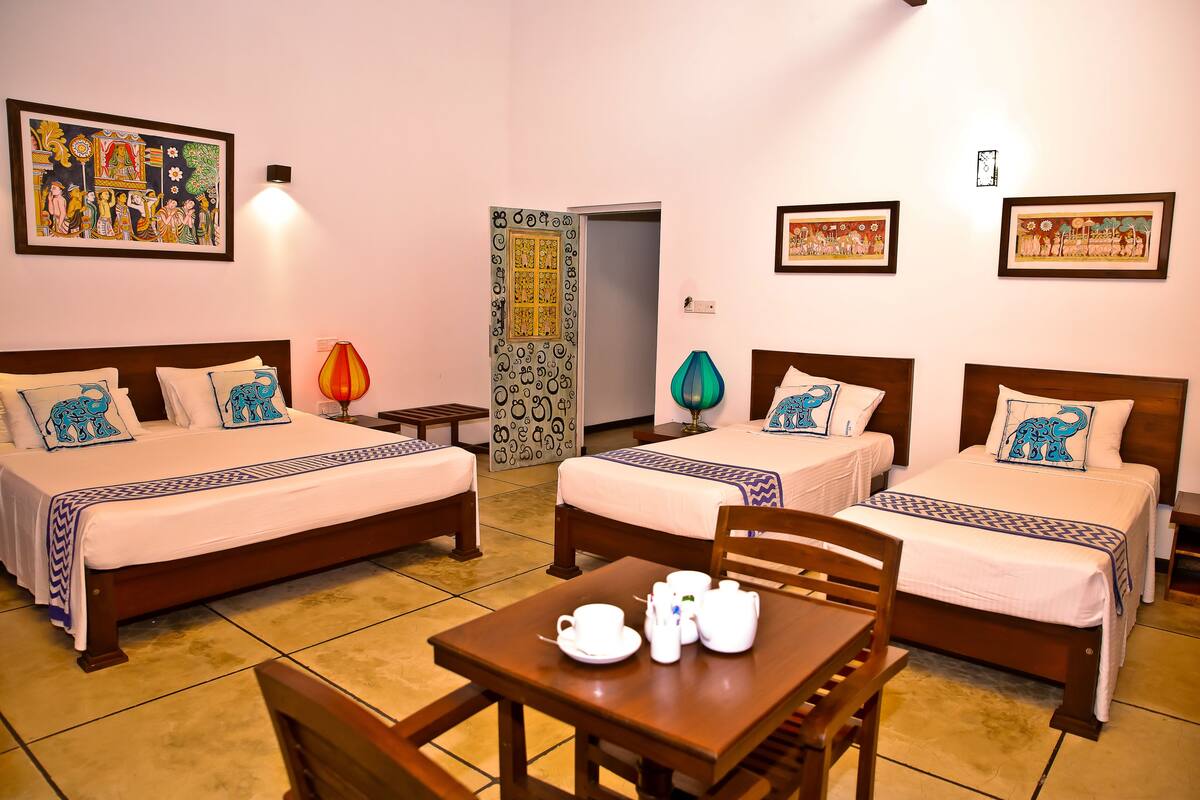 Family Quadruple Room | Meja, kalis bunyi, katil lipat simpan/tambahan, Wi-fi percuma 