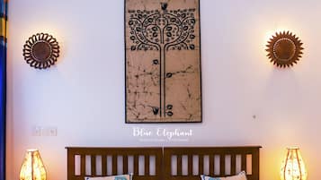 Desk, soundproofing, free WiFi