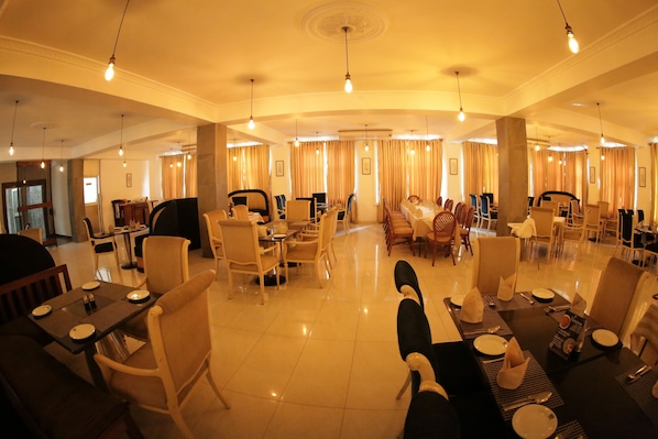 2 restaurants, breakfast, lunch, dinner served; international cuisine
