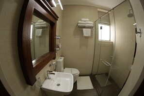 Dusche, kostenlose Toilettenartikel, Haartrockner, Handtücher