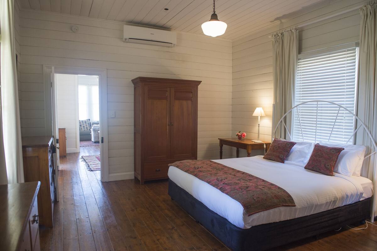 Comfort Suite, 1 King Bed, Refrigerator & Microwave, Hill View | 1 bedroom, desk, iron/ironing board