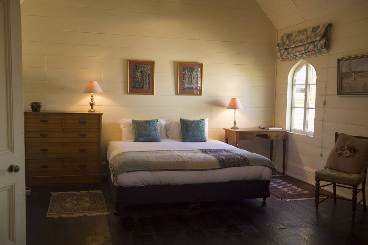 Comfort Studio Suite, 1 King Bed, Microwave | 1 bedroom, desk, iron/ironing board