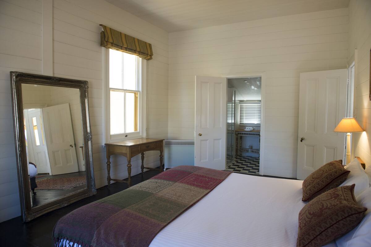 Standard Cottage, 1 King Bed, Garden View, Garden Area | 1 bedroom, desk, iron/ironing board