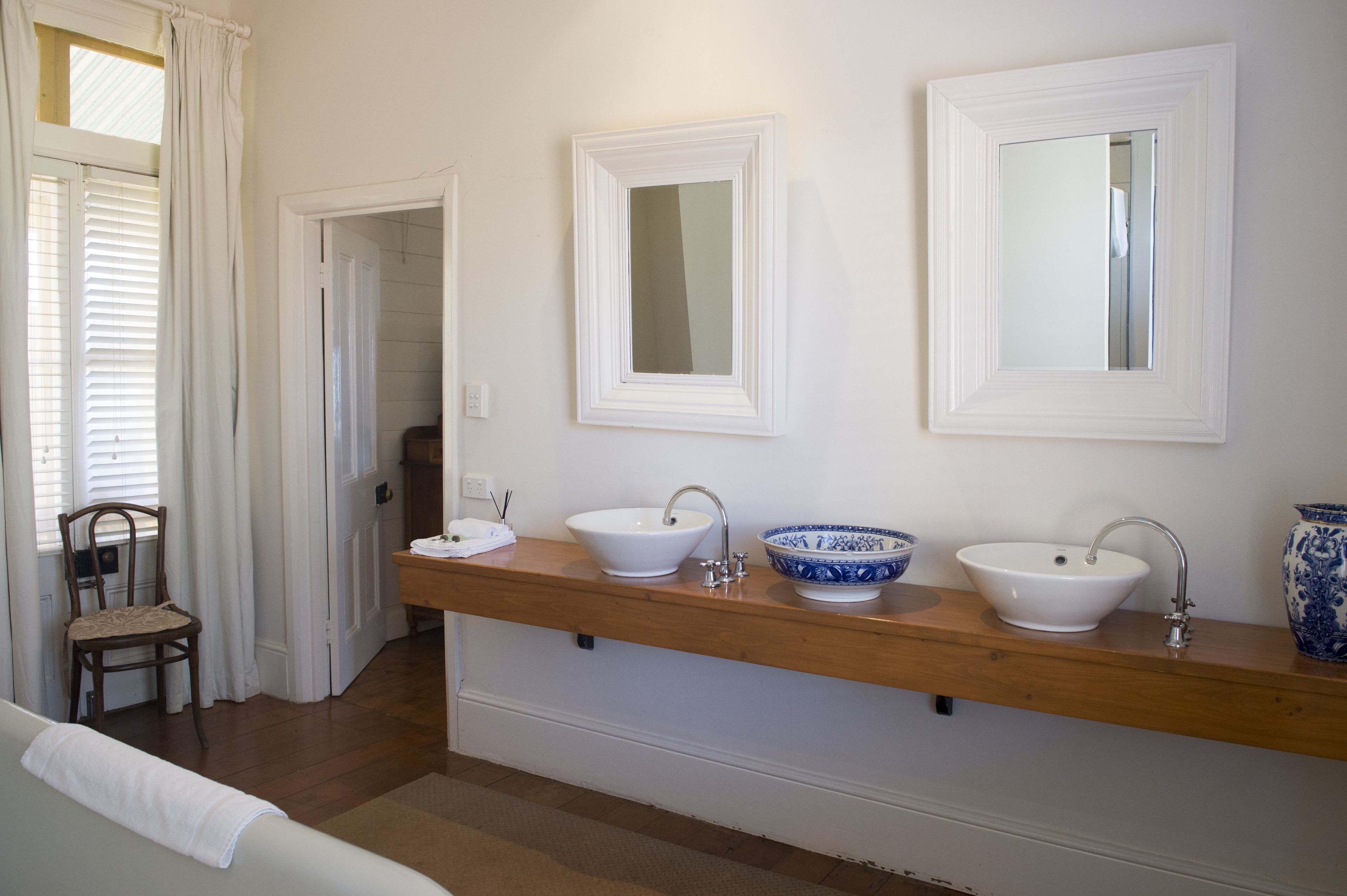 Comfort Suite, 1 King Bed, Refrigerator & Microwave, Hill View | Bathroom