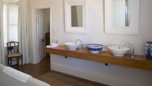 Comfort Suite, 1 King Bed, Refrigerator & Microwave, Hill View | Bathroom | Separate tub and shower, free toiletries, towels - Hillview Heritage Estate (Sutton Forest)