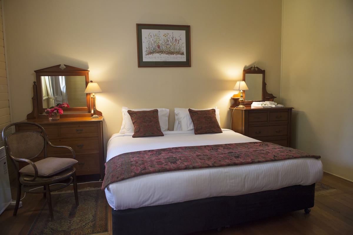 Comfort Cottage, 2 Bedrooms, Garden View, Ground Floor | 1 bedroom, desk, iron/ironing board
