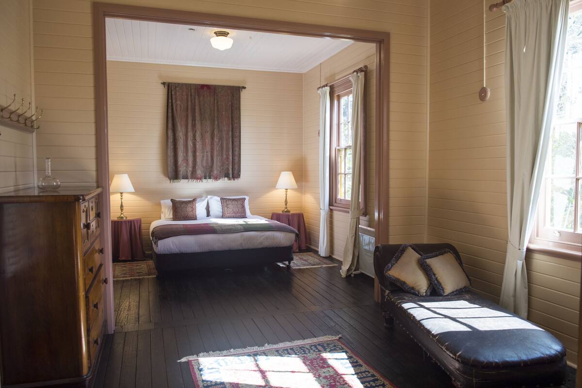 Comfort Double Room, 1 King Bed, Patio, Courtyard View | 1 bedroom, desk, iron/ironing board
