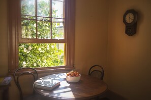Comfort Double Room, 1 King Bed, Patio, Courtyard View | In-room dining - Hillview Heritage Estate (Sutton Forest)