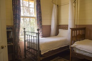 Cottage tiện nghi đơn giản, 2 phòng ngủ, tủ lạnh & lò vi sóng, quang cảnh vườn | Giường phụ
