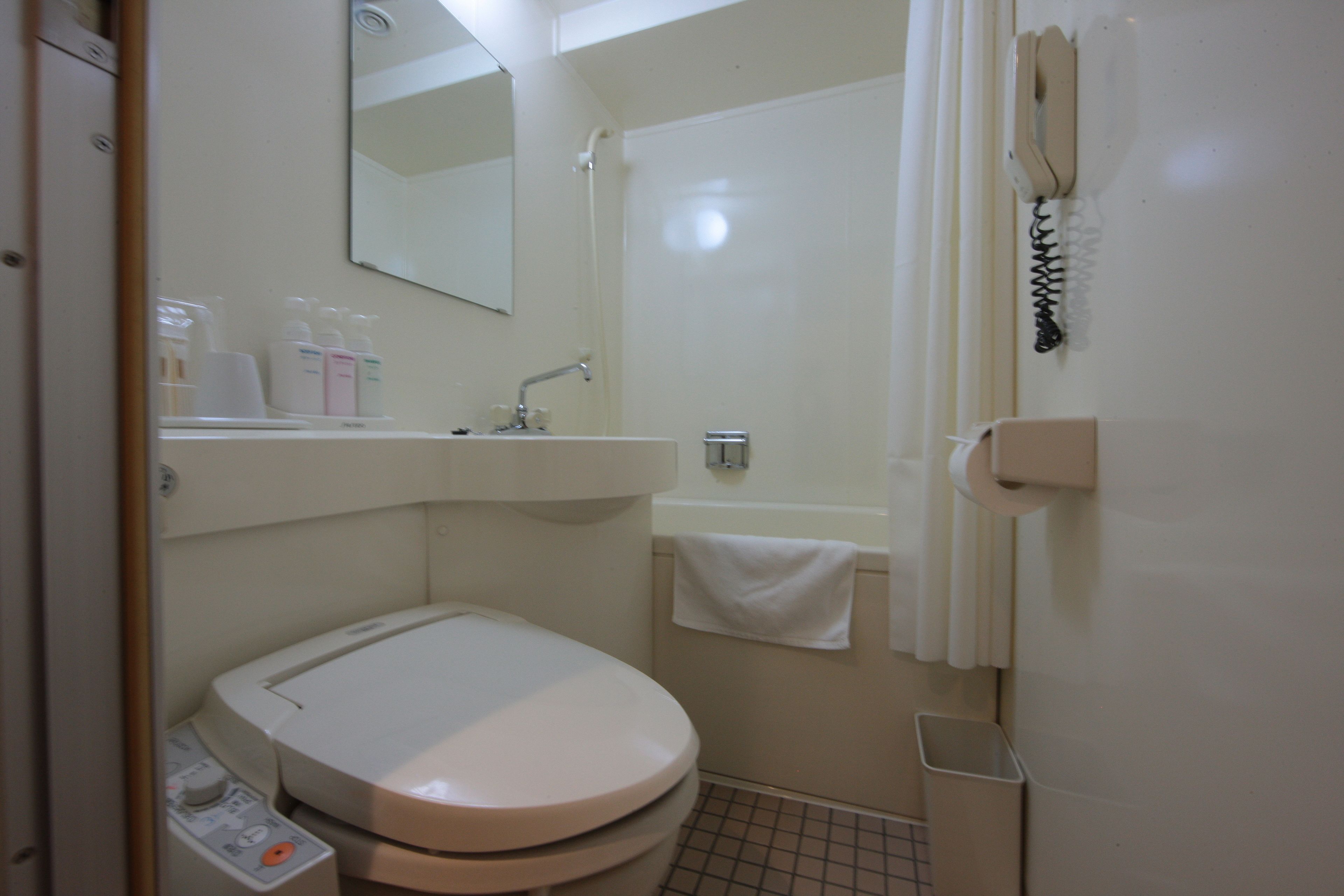 superior single room, non smoking | bathroom amenities | combined shower/bathtub, free toiletries, hair dryer, slippers
