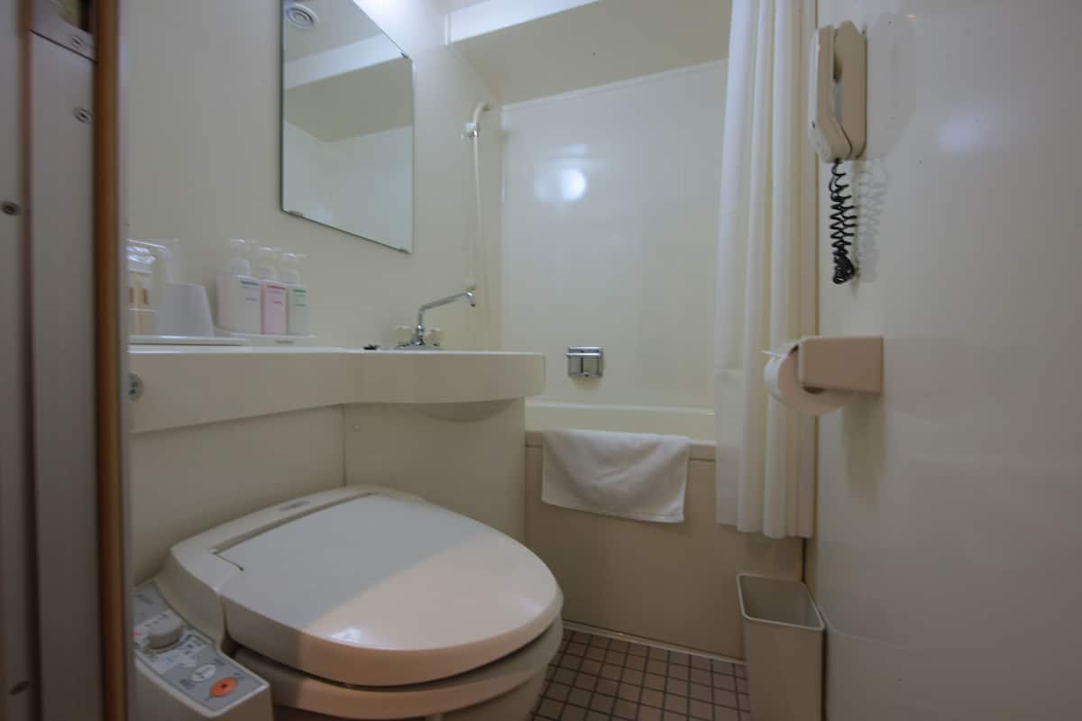 superior single room, non smoking | bathroom amenities | combined shower/bathtub, free toiletries, hair dryer, slippers