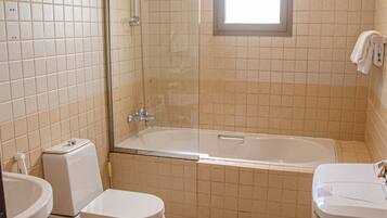 Kostenlose Toilettenartikel, Haartrockner, Bademäntel, Hausschuhe