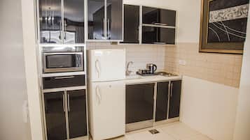 Refrigerador con freezer, microondas, placa de cocina