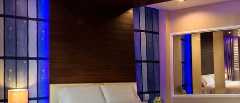 Deluxe Room with Spa Bath | Muebles diferentes, escritorio, cortinas blackout y camas extra