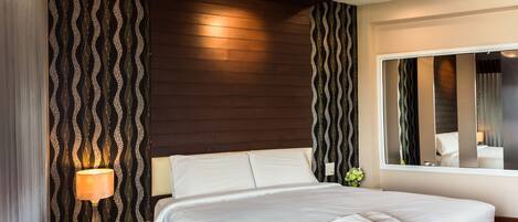 Deluxe Room with Spa Bath | 각각 다르게 가구 비치, 책상, 암막 커튼, 간이 침대