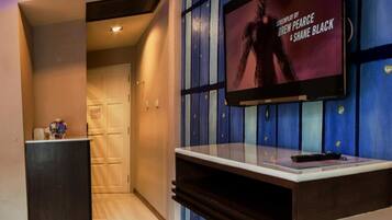 Deluxe Room with Spa Bath | Individually furnished, desk, blackout curtains, rollaway beds