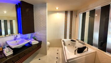 Deluxe Room with Spa Bath | Bathroom | Combined shower/tub, jetted tub, free toiletries, hair dryer