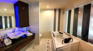 Deluxe Room with Spa Bath | Bathroom | Combined shower/tub, jetted tub, free toiletries, hair dryer - The Ring Hotel (Hat Yai)
