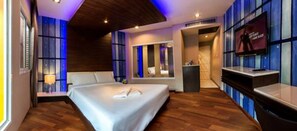 Deluxe Room with Spa Bath | 각각 다르게 가구 비치, 책상, 암막 커튼, 간이 침대