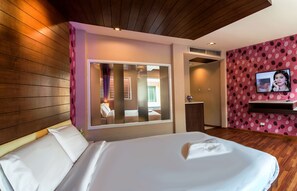Deluxe Room with Spa Bath | 각각 다르게 가구 비치, 책상, 암막 커튼, 간이 침대
