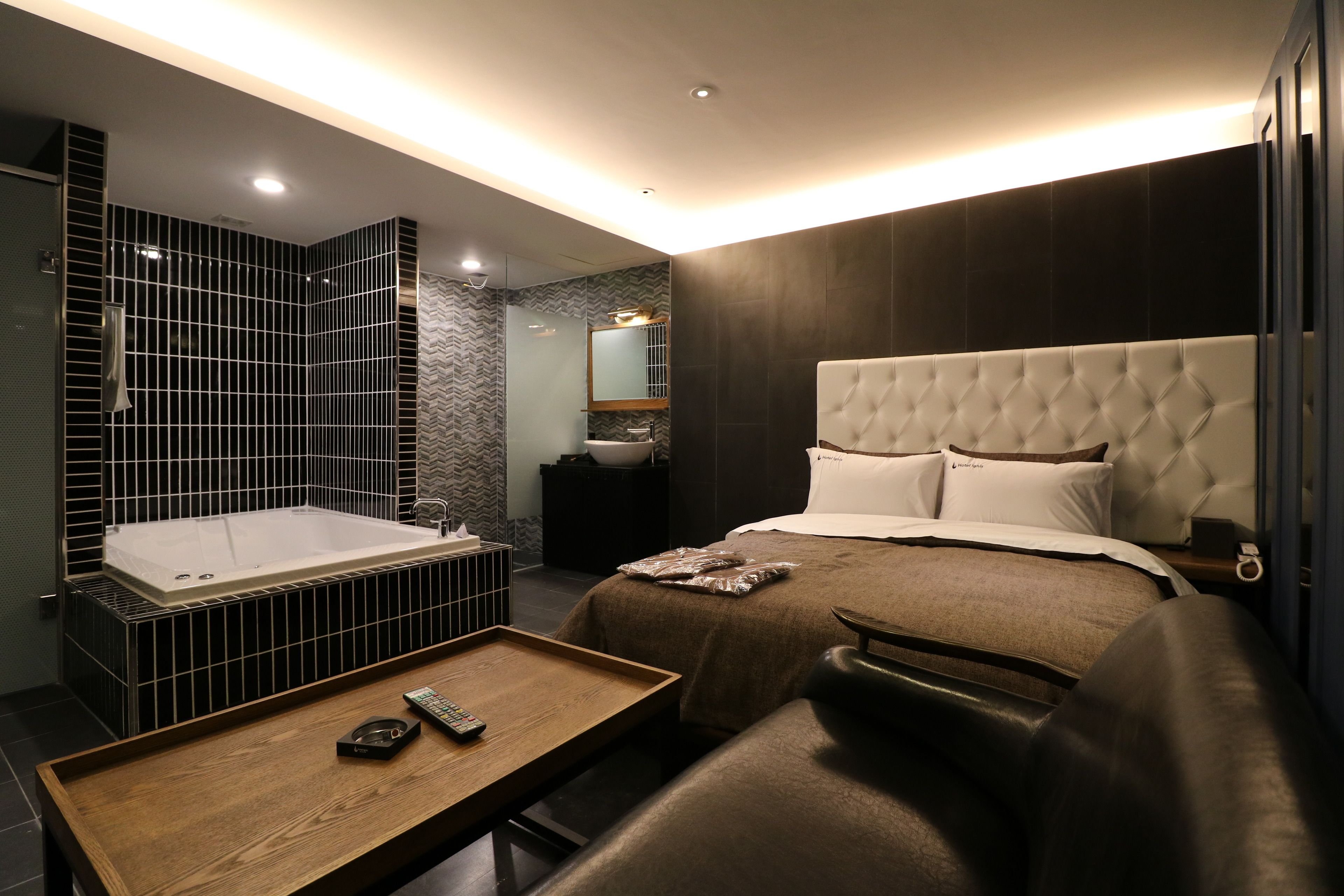 Premium bedding, in-room safe, iron/ironing board, free WiFi