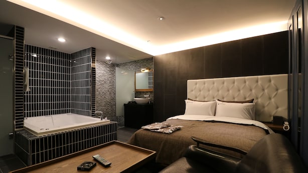 Premium bedding, in-room safe, iron/ironing board, WiFi (free) - Ignis Hotel (Yangsan)