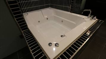 Jetted bathtub