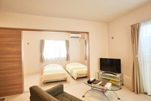 Habitación estándar con 2 camas individuales, no fumadores | Sala de estar | Una televisión de pantalla plana, un reproductor de DVD