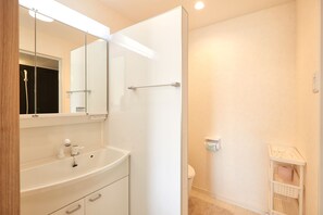 Standard Twin Room, Non Smoking | Bathroom | Separate tub and shower, deep soaking tub, free toiletries, hair dryer - Rainbow Terrace (Ginowan)