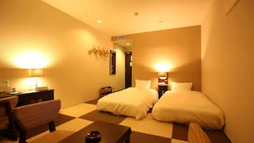 Down comforters, in-room safe, desk, blackout drapes