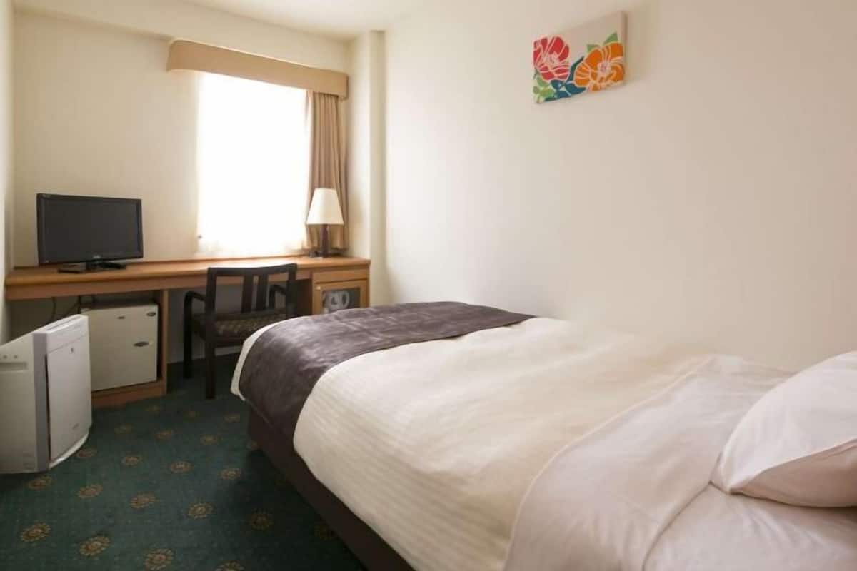 Down comforters, in-room safe, desk, blackout drapes