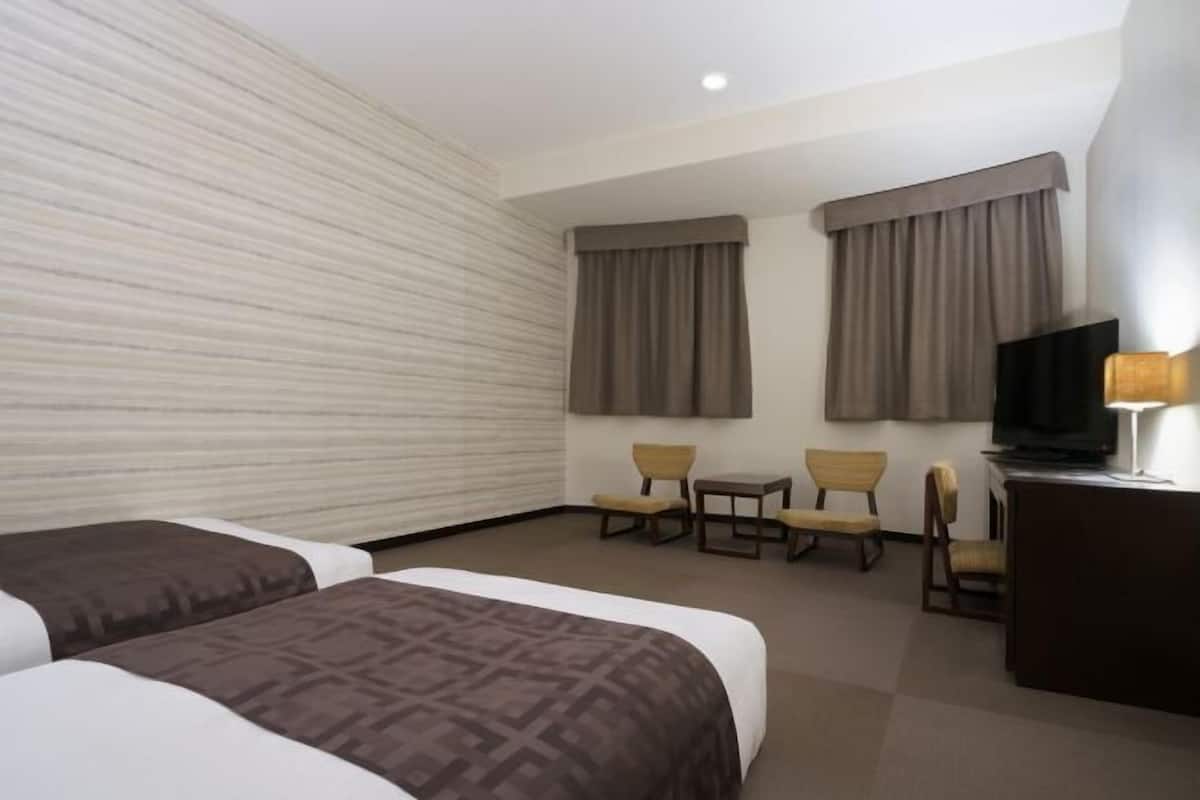 Down duvets, in-room safe, desk, blackout curtains