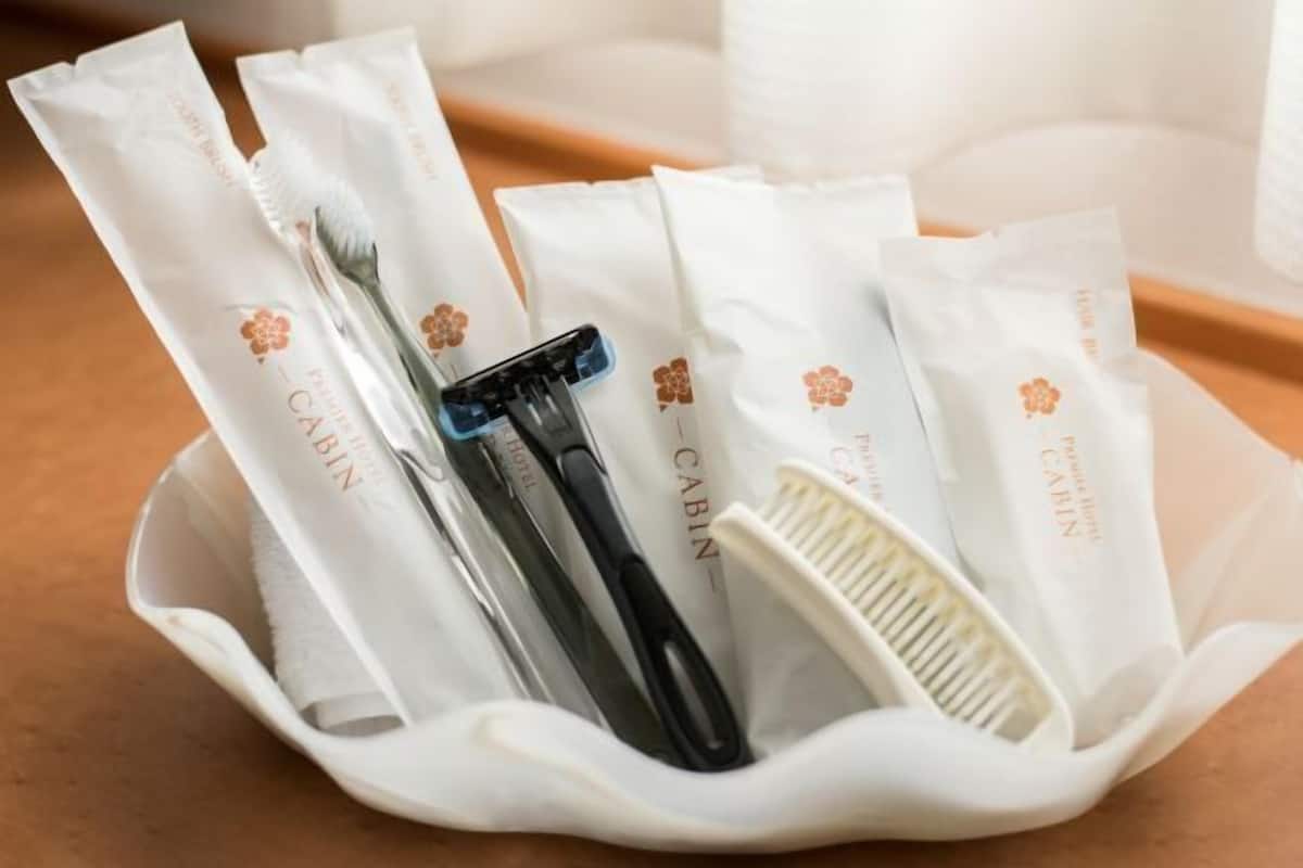Ensemble douche/baignoire, sèche-cheveux, chaussons
