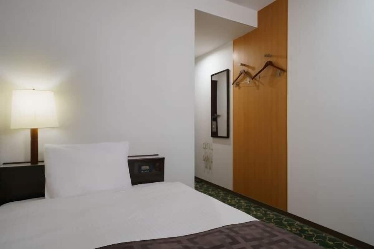 Edredons de pluma, cofres nos quartos, escrivaninha, cortinas blackout