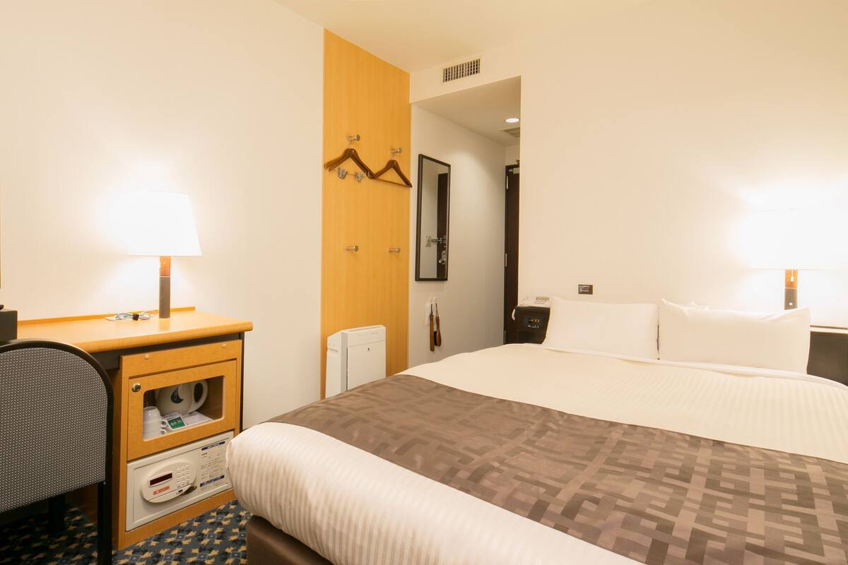 Down comforters, in-room safe, desk, blackout drapes