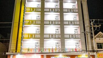 Vista frontal de la propiedad por la tarde o noche