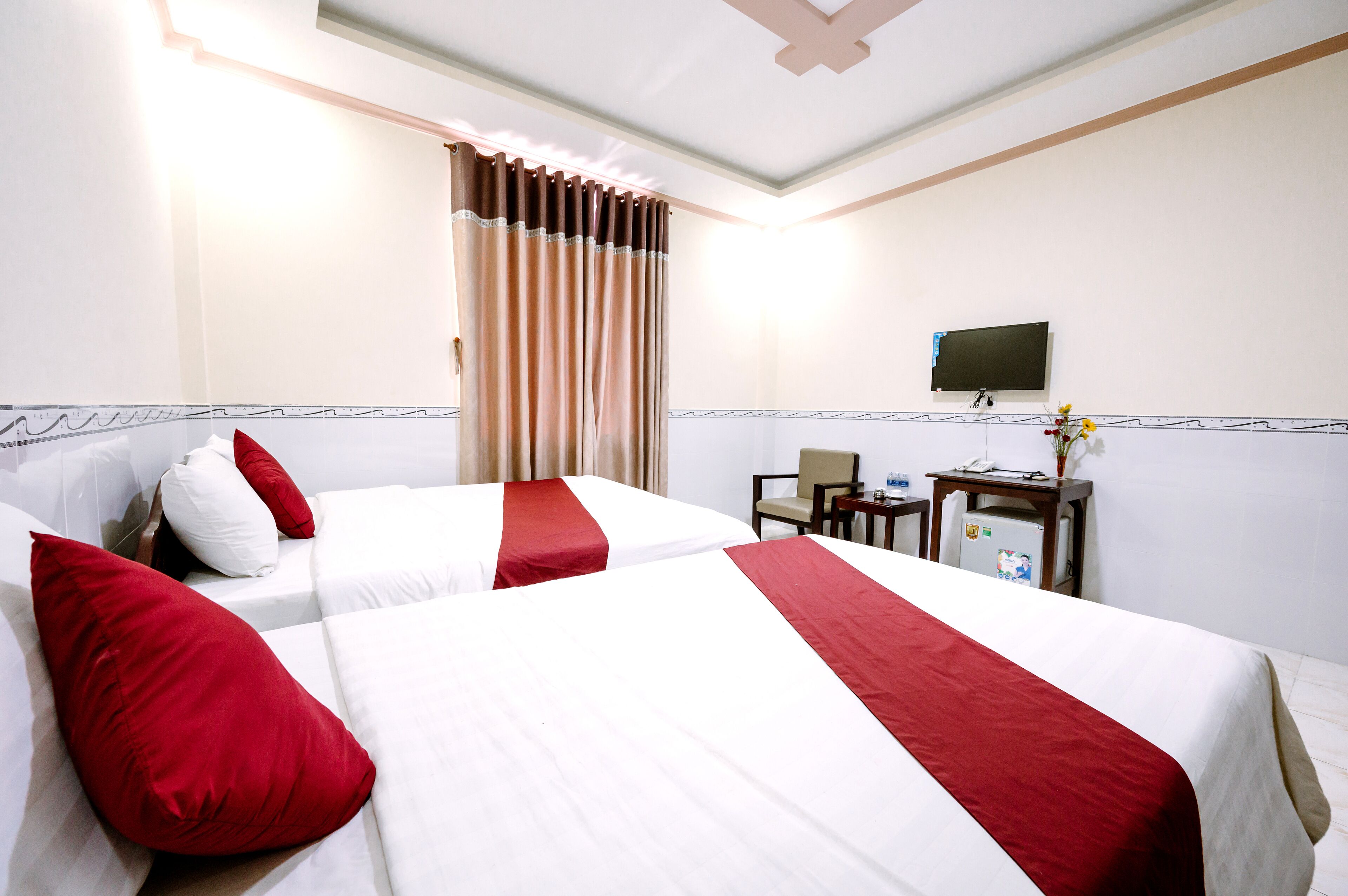 Ropa de cama de alta calidad, edredones de plumas, minibar y caja fuerte