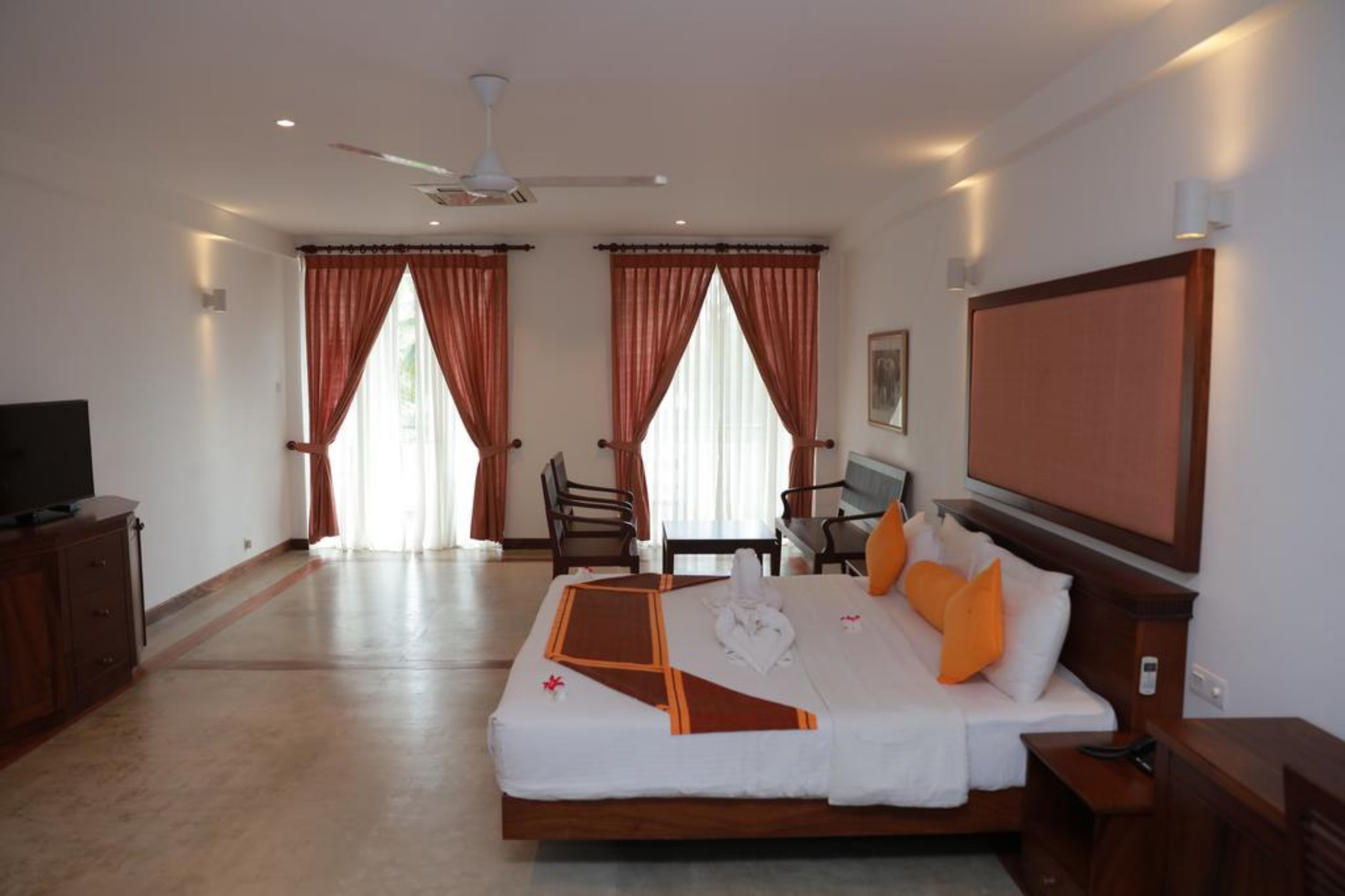 Deluxe Room | Minibar, in-room safe, desk, laptop workspace