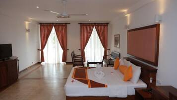 Deluxe Room | Minibar, in-room safe, desk, laptop workspace