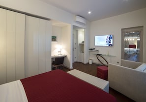 Triple Room, Partial Sea View | Minibar, in-room safe, desk, soundproofing - TownHouse Morgana (Reggio Calabria)