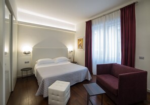 Deluxe Double Room, Partial Sea View | Minibar, in-room safe, desk, soundproofing - TownHouse Morgana (Reggio Calabria)