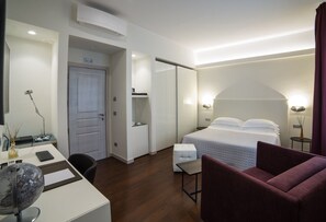 Deluxe Double Room, Partial Sea View | Minibar, in-room safe, desk, soundproofing - TownHouse Morgana (Reggio Calabria)