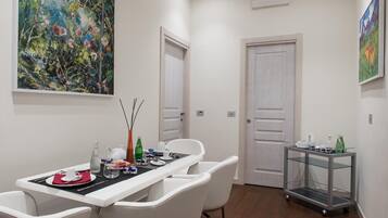 Free daily cooked-to-order breakfast