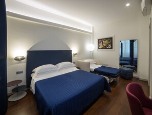 Habitación doble Confort | Minibar, caja de seguridad en la habitación y escritorio 