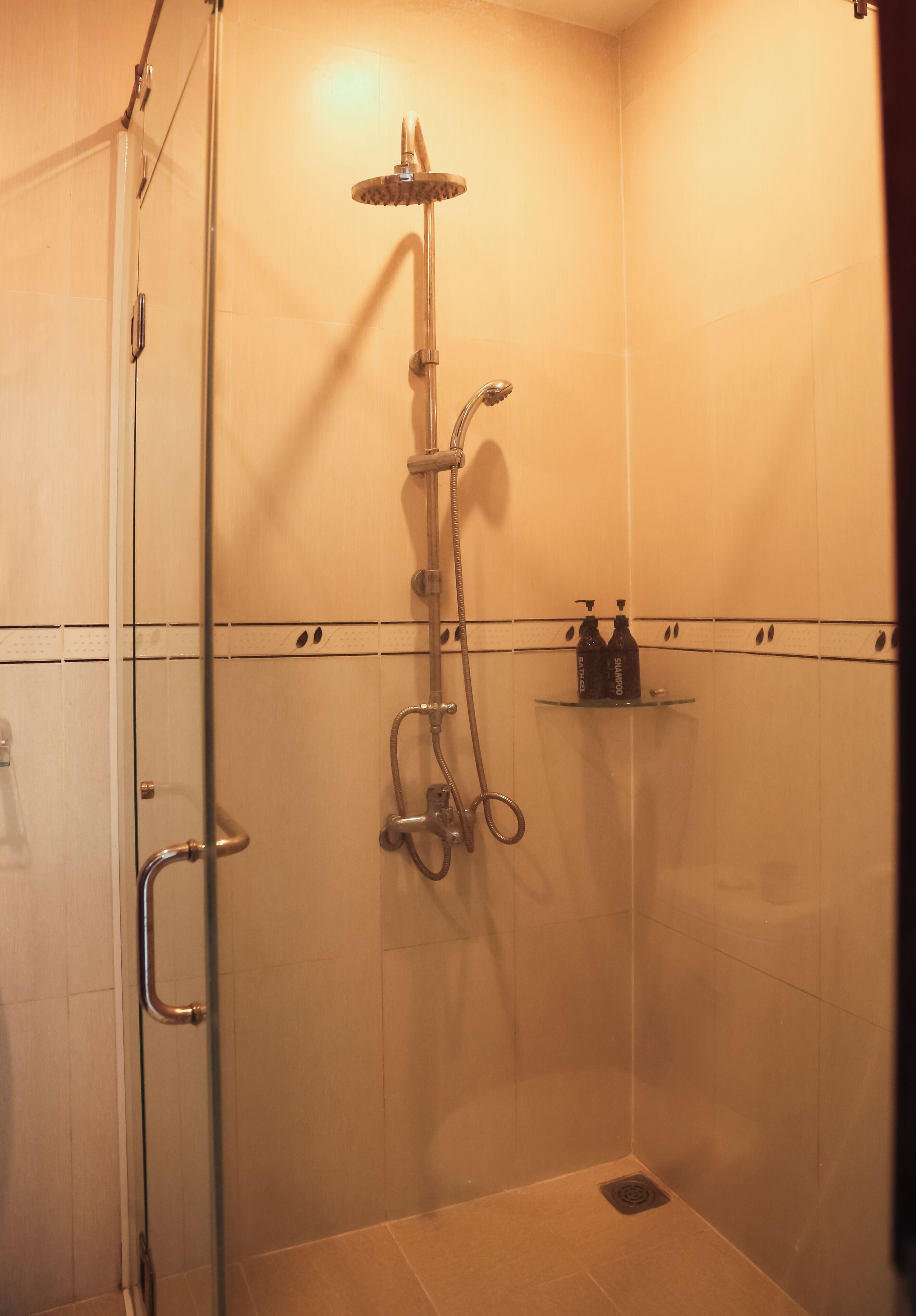 Shower, rainfall showerhead, free toiletries, hair dryer