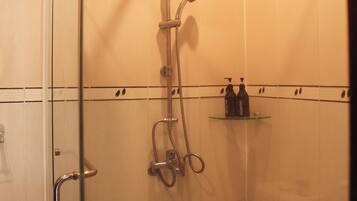 Shower, rainfall showerhead, free toiletries, hair dryer