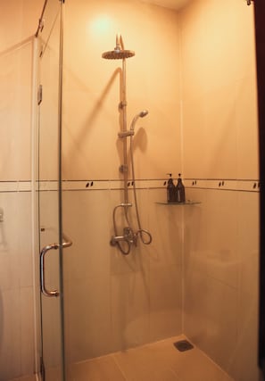 Shower, rainfall showerhead, free toiletries, hair dryer - Minh Kieu 2 Hotel (My Tho)